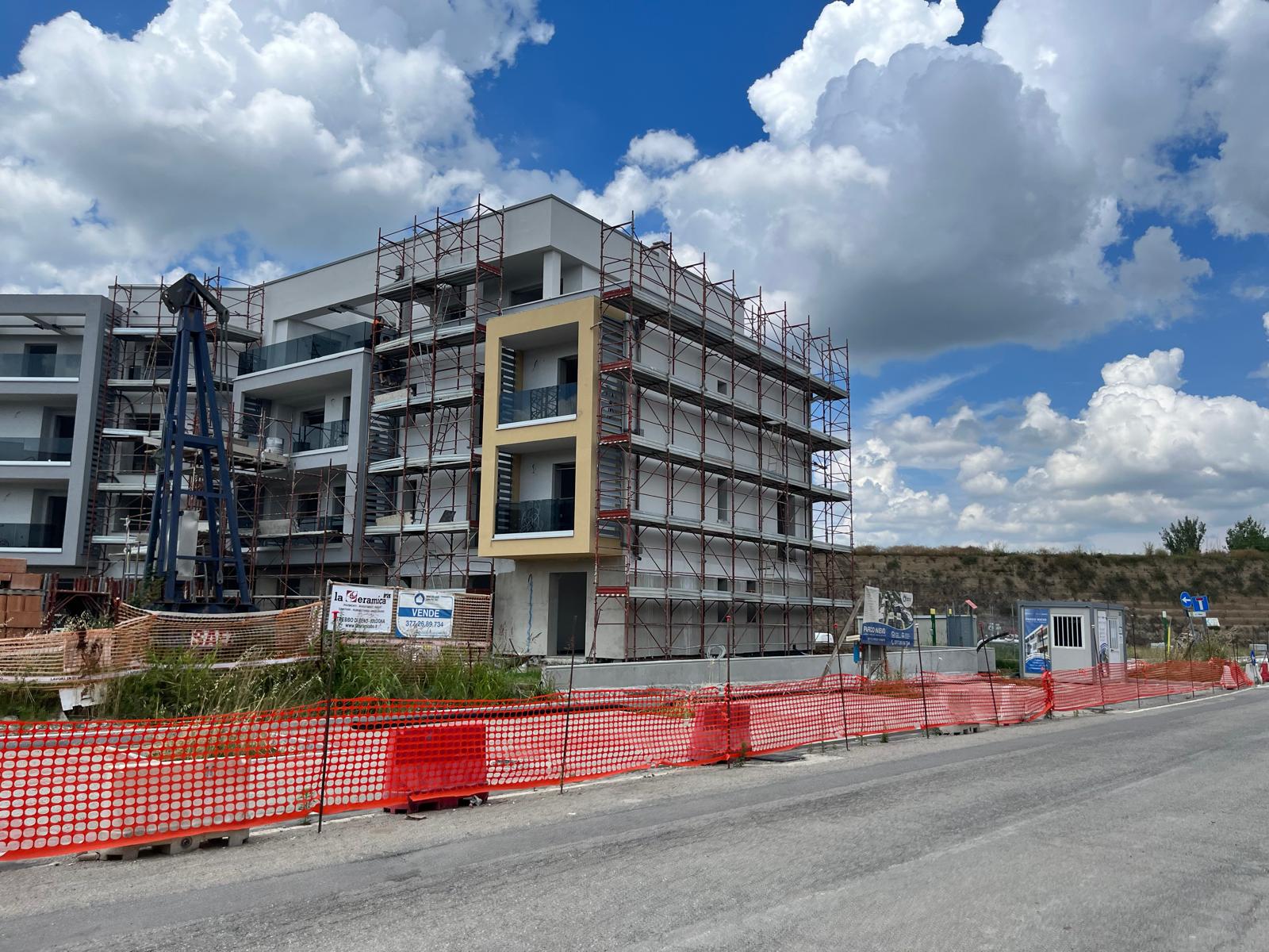 Cantiere con ponteggi in fase di finitura facciata