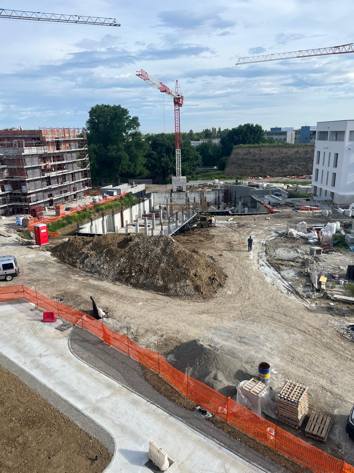 Vista dall'alto del cantiere con gru