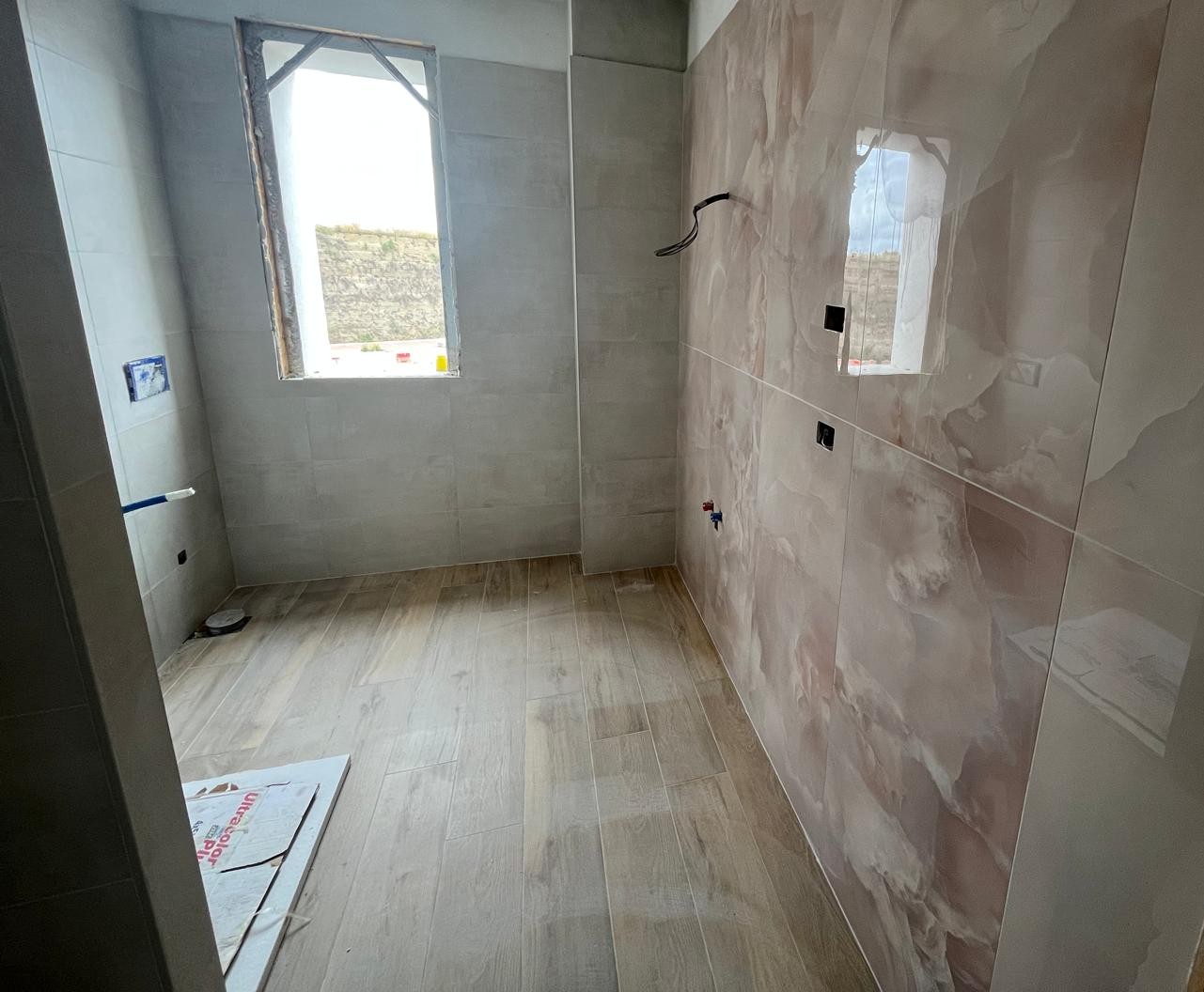 Bagno in fase di rifinitura con rivestimenti