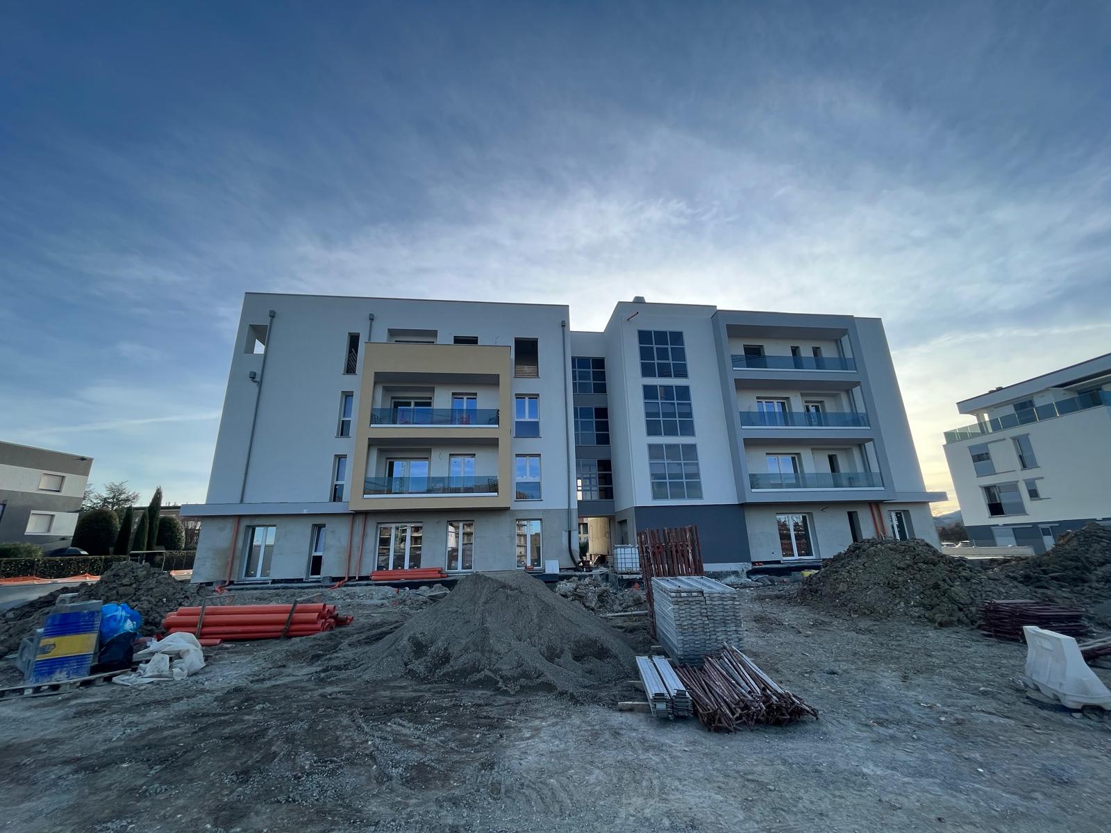 Palazzina completata al tramonto